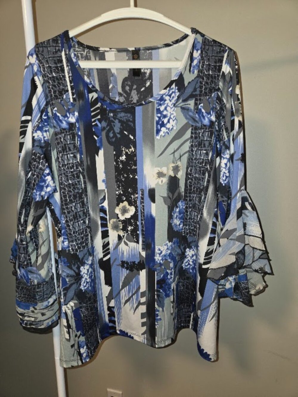 Koi 2X Blue Gray Abstract Print Ruffle Sleeve Tunic Top
